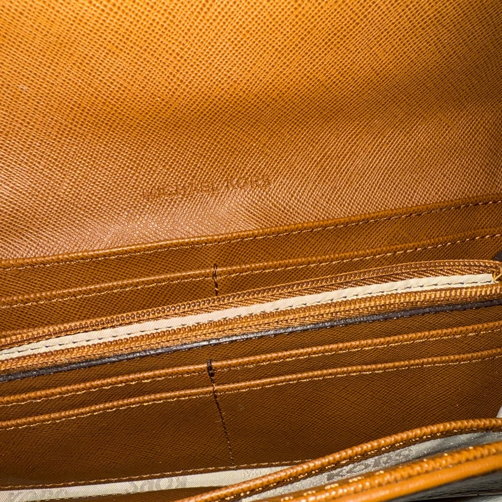 Michael Kors luggage Wallet with Gold Logo - Picture 4 of 4